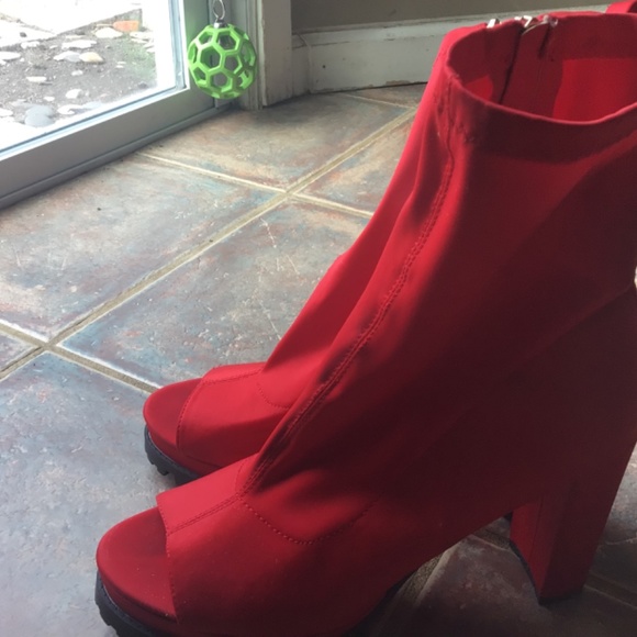 Red platform heels - Picture 4 of 10